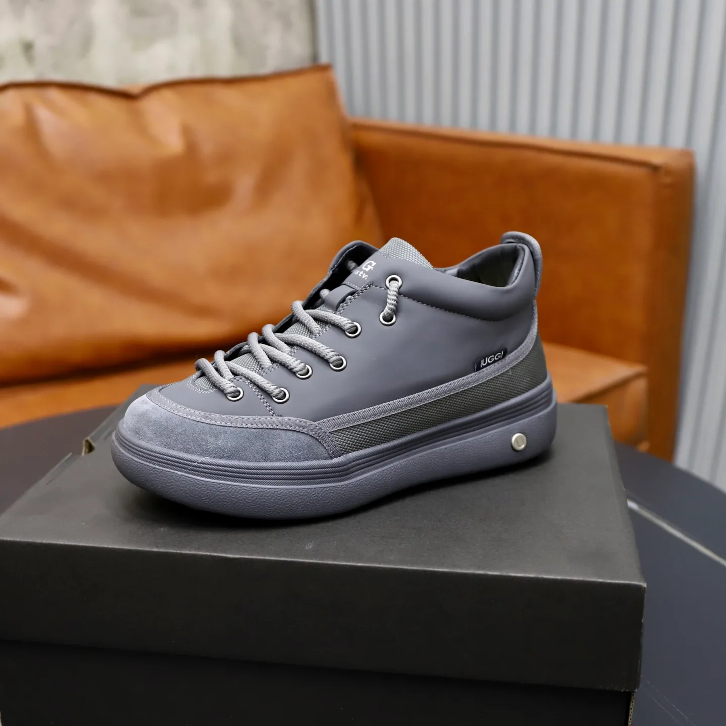Ex-factory price: 660💰Thick wool imported from Australia Brand: UGG genuine purchase Size: 39-44 Grade: Official website 1:1 Material: First layer of genuine leather waterproof and antifreeze upper Real wool lining Original non-slip soft wear-resistant outsole Style category: Men's casual shoes Trendy style Comfortable on the feet Color: Official website color synchronization